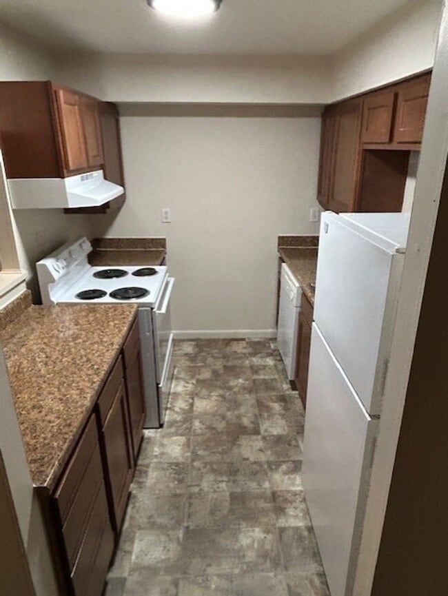 Building Photo - Convenient & Newly Updated 2-Bedroom Apart...
