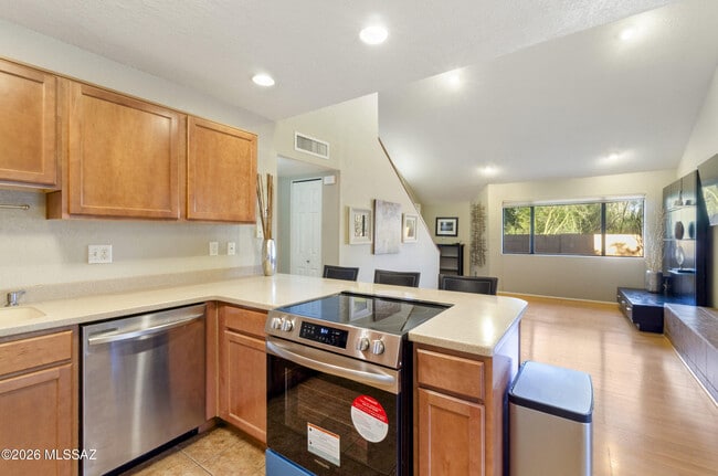 Building Photo - 5051 N Sabino Canyon Rd