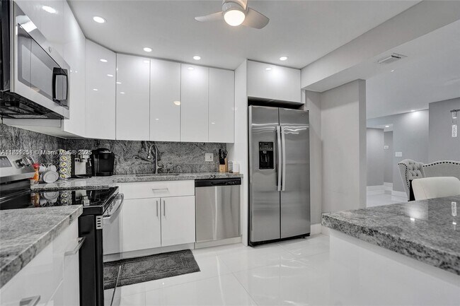 Building Photo - 2301 S Ocean Dr