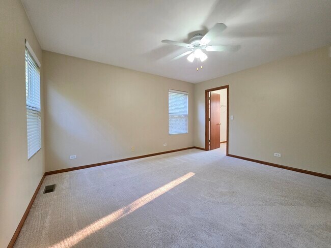 Building Photo - 3959 Blackstone Dr