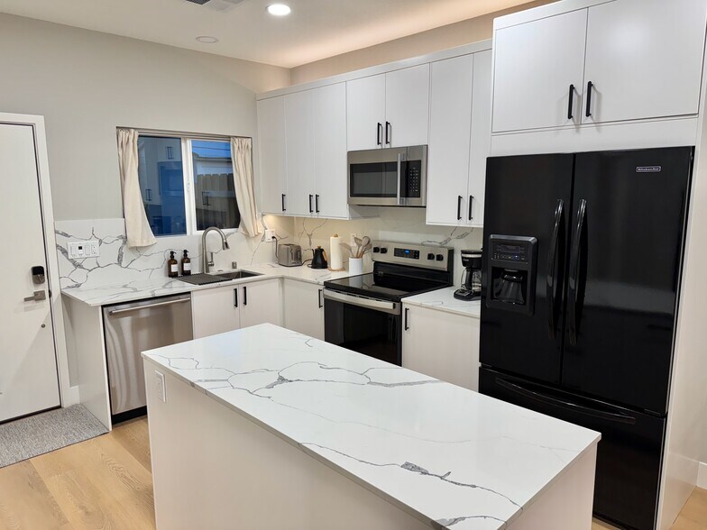 Building Photo - 711 N Hobson Ave