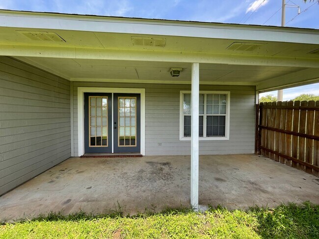 Building Photo - 3102 Achey Dr