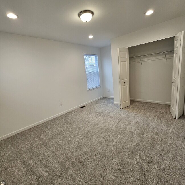 Building Photo - 4 bedroom, 3 full bathrooms, 2 car garage ...