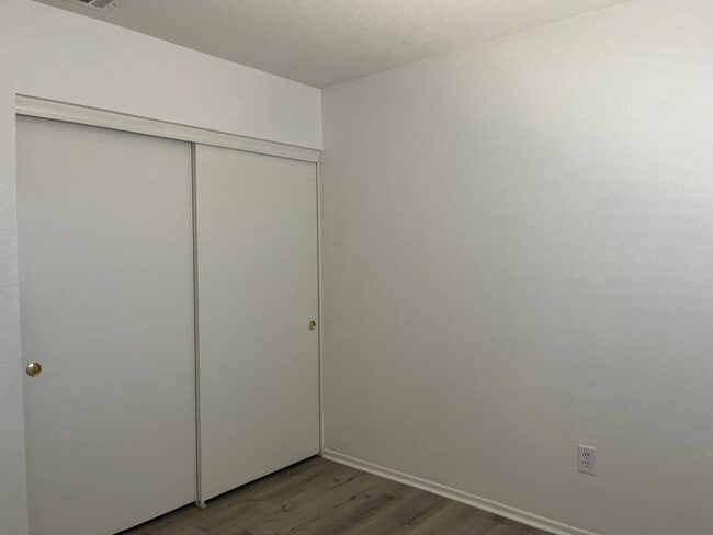 Building Photo - 3 bedroom 2 bathroom Home available in Vic...