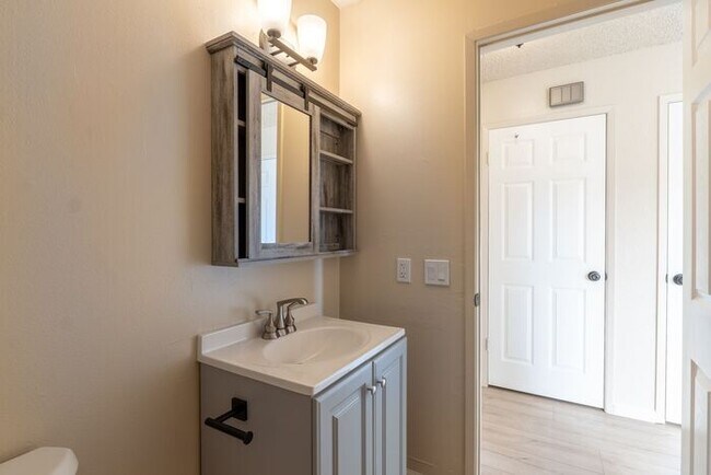 Building Photo - Newly Remodeled 2 bedroom 1 bathroom Seaside Apartment!
