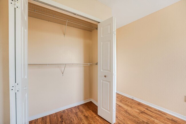 Building Photo - Beautiful 3-bedroom, 2.5-bath two-story townhouse in a well managed community