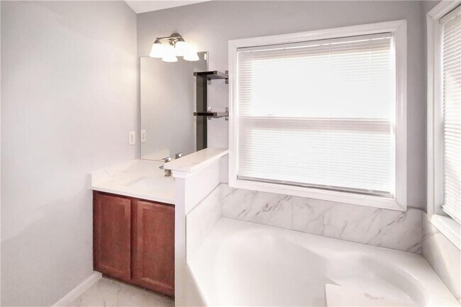 Building Photo - 2389 White Alder Dr NE