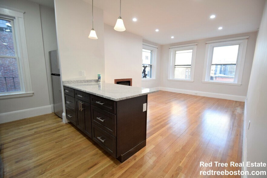 Primary Photo - 48 Gloucester St