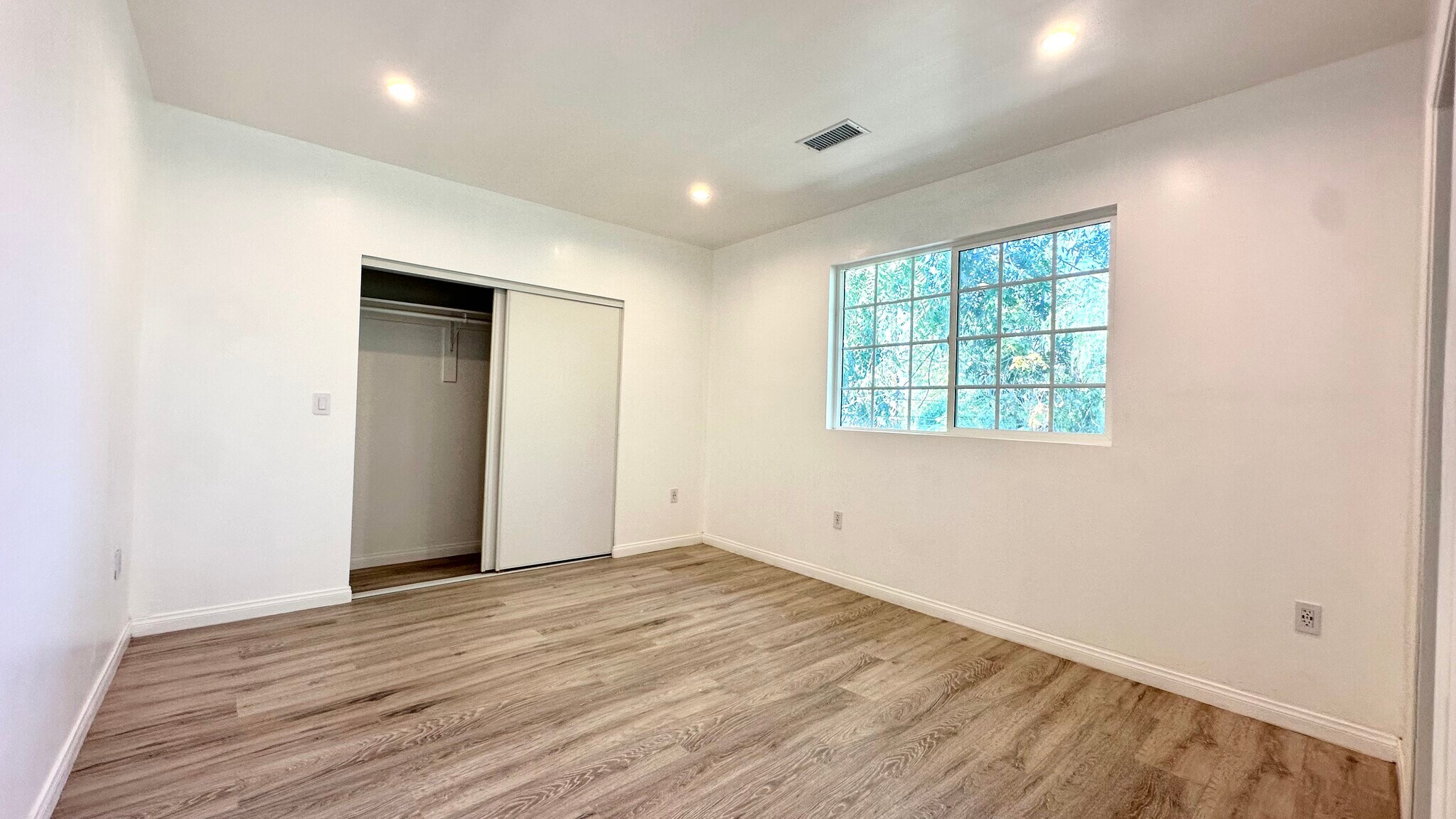 Building Photo - 16023 Wyandotte St