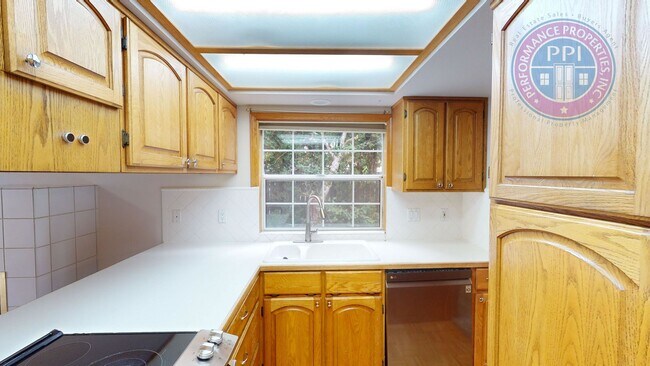 Building Photo - Single Level Ranch, Central Air, Large Yar...