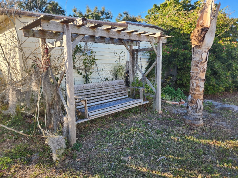 Building Photo - 420 49th St E