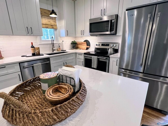 Building Photo - 1612 NE Wellman Ave