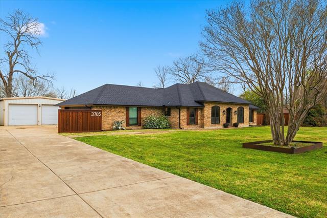 Building Photo - 3705 Castle Dr