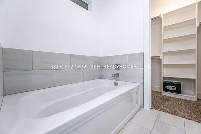 Building Photo - 251 S Mill St