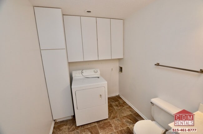 Building Photo - Wonderful West Des Moines Home