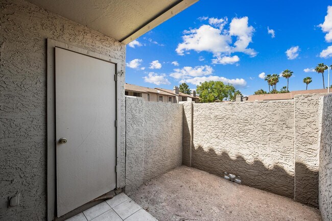 Building Photo - 533 W Guadalupe Rd