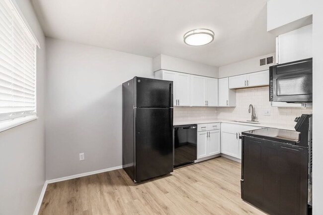 Building Photo - 611 Riverview Dr