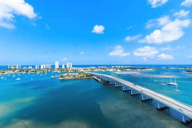 Building Photo - 2640 Lake Shore Dr