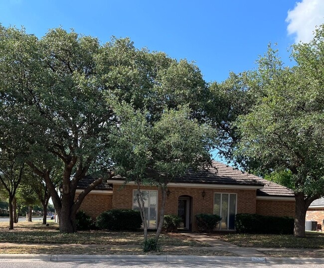Building Photo - Charming 3 Bedroom Home, JULY MOVE-IN