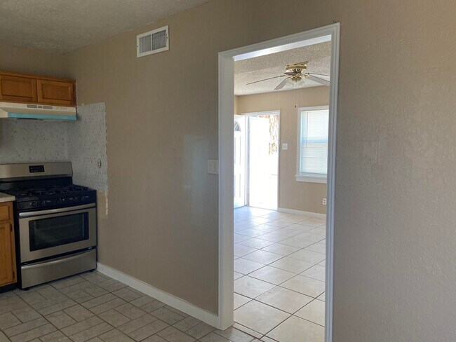 Building Photo - 601 Lomaland Dr