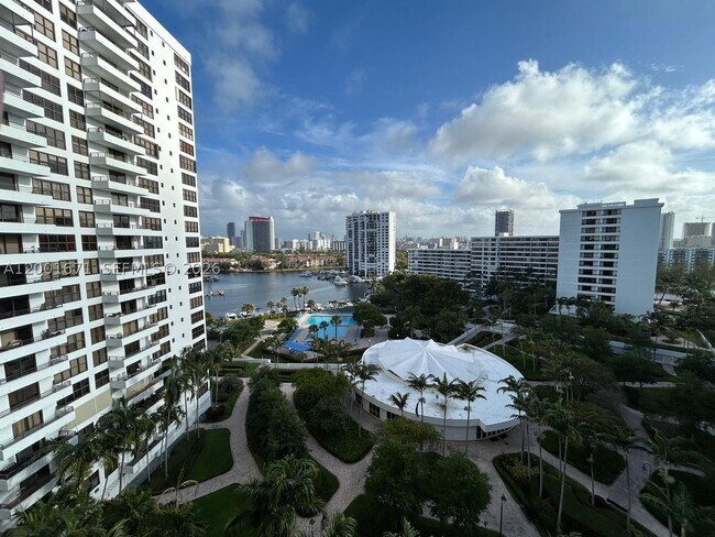 Building Photo - 2500 Parkview Dr