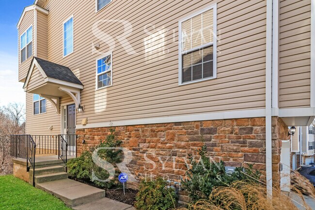Building Photo - Immerse Yourself in Comfort and Convenience