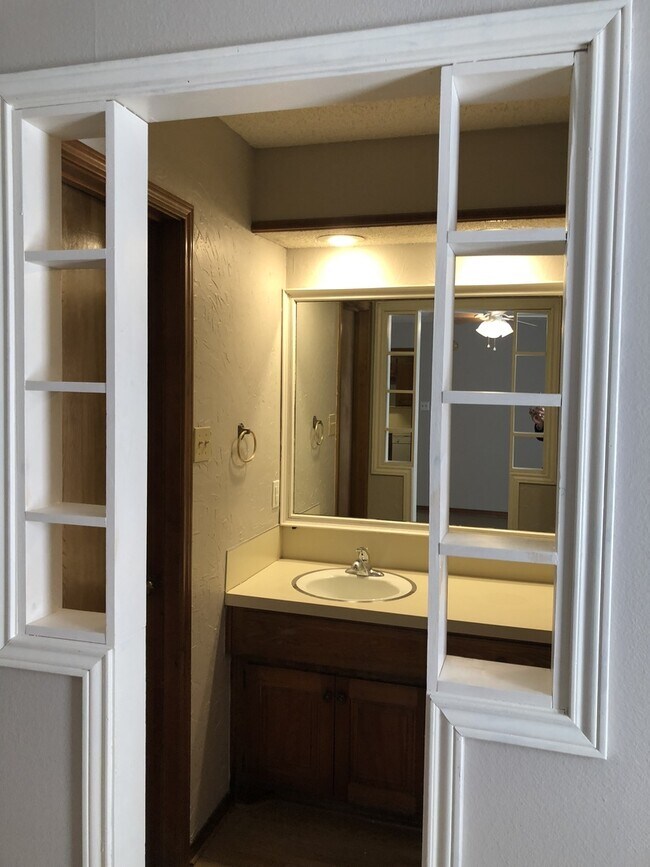 Building Photo - Great House