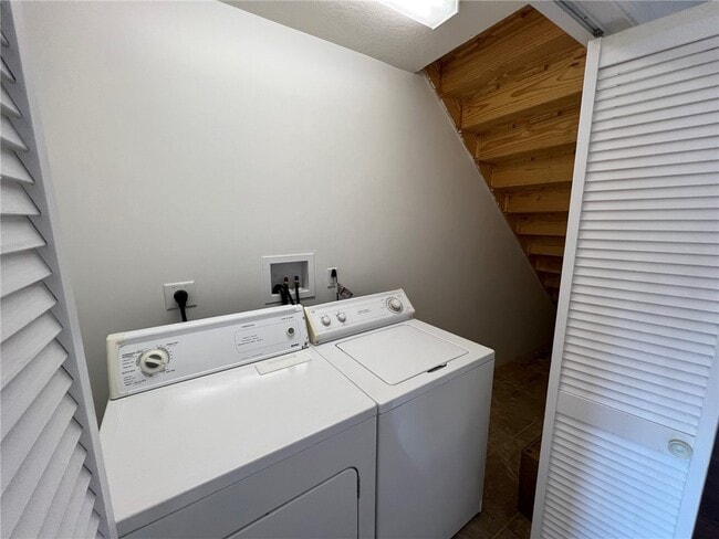 Building Photo - 4543 Mayflower Rd