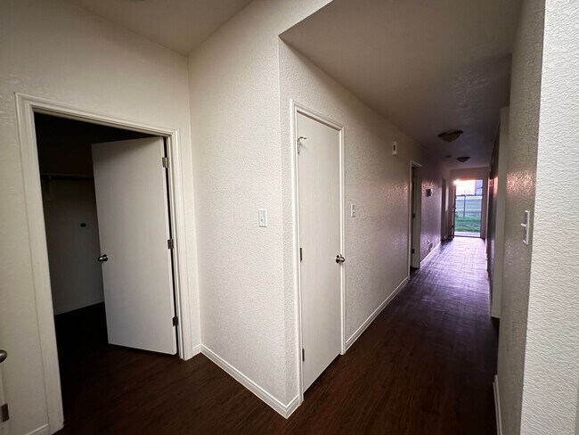 Building Photo - 4707 Waterproof Dr