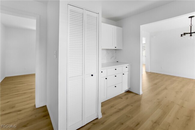 Building Photo - 10697 Holly Rd