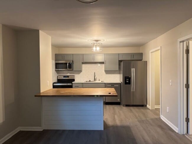 Building Photo - Downtown Duplex