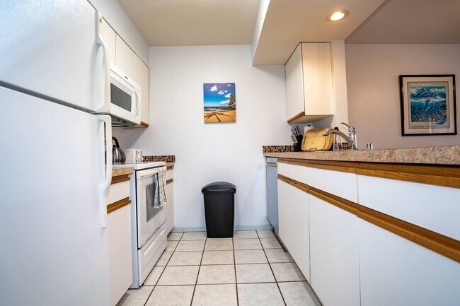 Building Photo - Fully Furnished, 1 Bed/1 Bath, Kihei Bay Vista with Pool