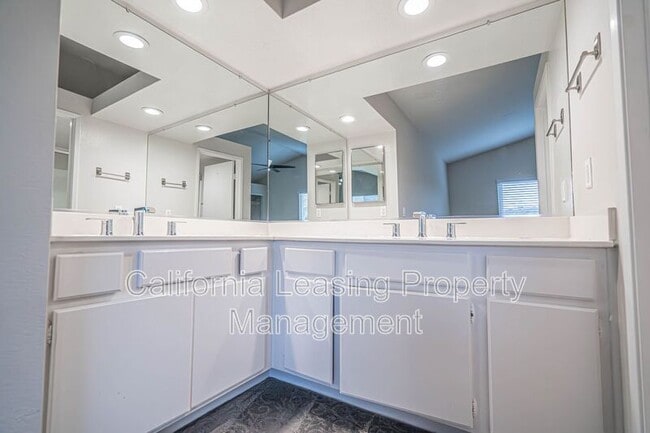 Building Photo - 28552 Avocado Pl
