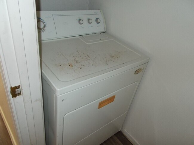 Building Photo - Charming 2 Bed / 2 Bath Condo with Fireplace & Balcony – Prime Location!