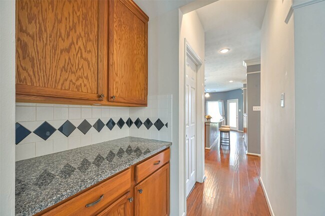 Building Photo - 1007 Riverchase Dr