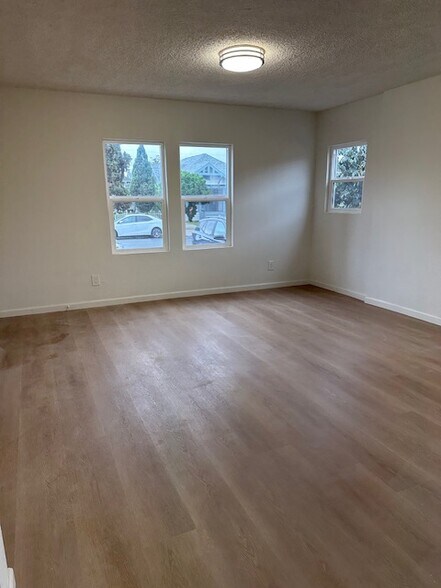 Building Photo - 637 W 41st St