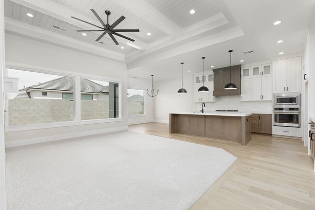 Building Photo - Stunning  4 bed | 3 bath | 3 car garage cu...
