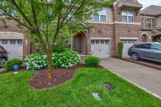 Building Photo - Hendersonville Townhome with Garage, Fireplace & Walk-In Closet