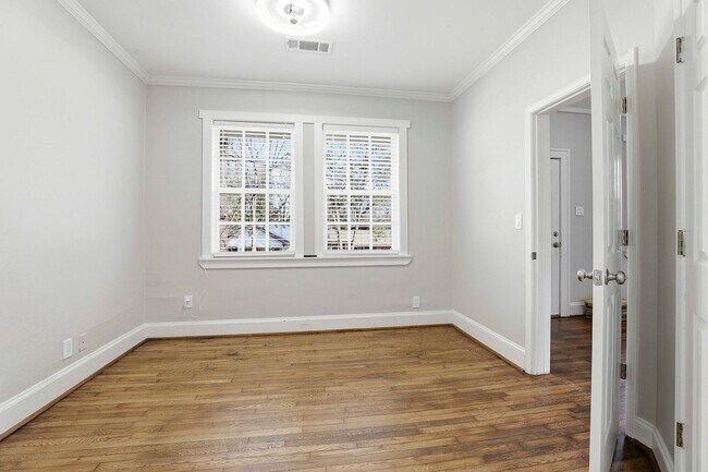 Building Photo - Updated 3BR Home with Large Yard Near Grant Park and Summerhill