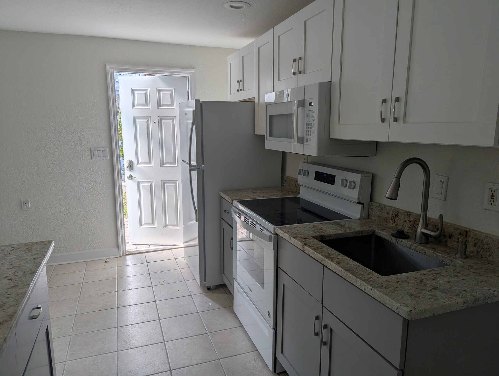 Building Photo - 2706 Pass a Grille Way