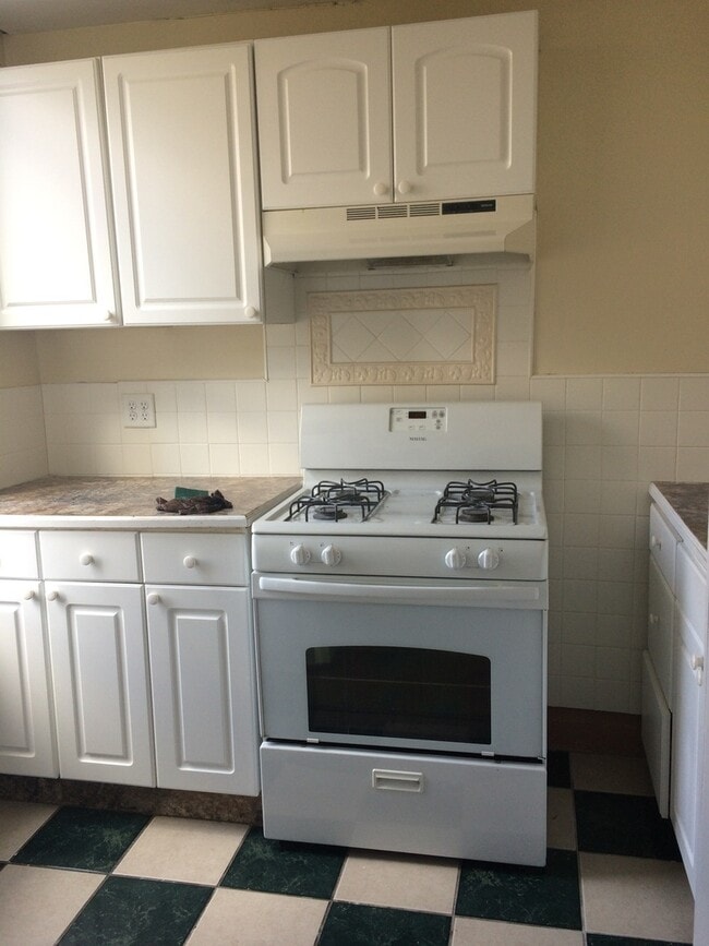 Building Photo - Large 2 Bedroom 1 Bath in MT Washington