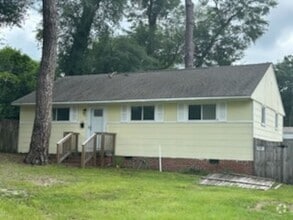 Building Photo - Desirable 3 Bedroom Home