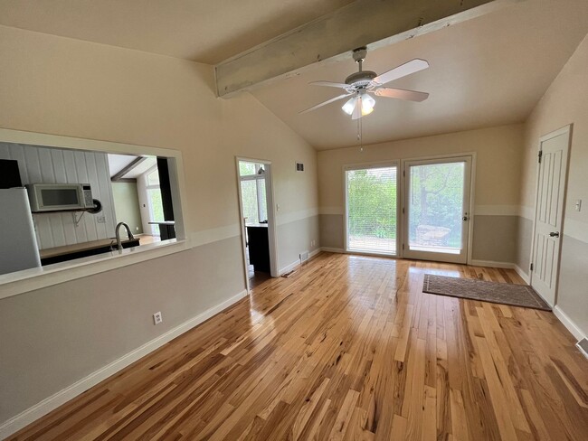 Building Photo - Spacious & Secluded 2BR/2BA Wauwatosa Sing...