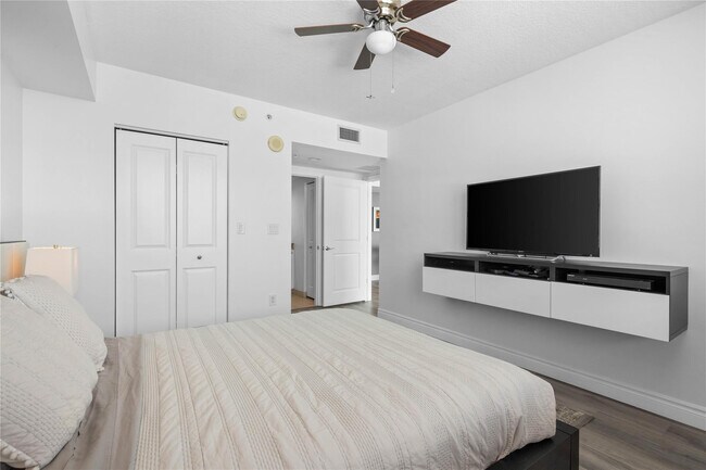 Building Photo - 610 W Las Olas Blvd