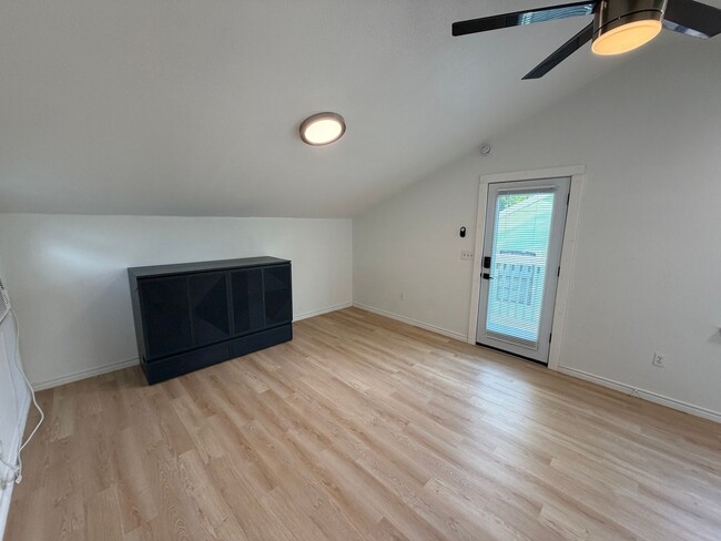 Building Photo - 2016 E 11th St