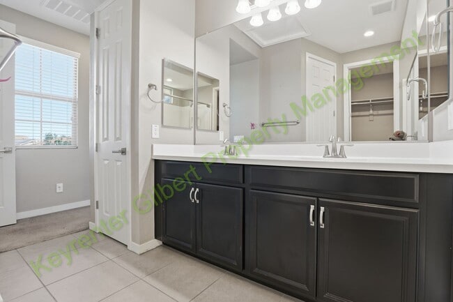 Building Photo - Charming 3-bed/3bath Gilbert Corner Lot Ho...