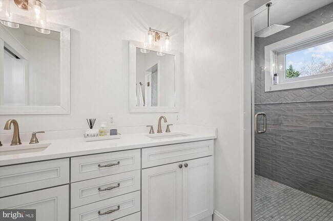 Building Photo - 215 E Chew Ave