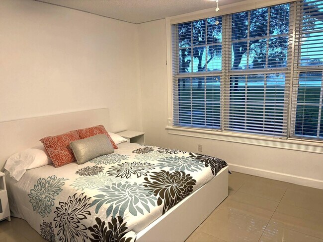 Building Photo - 2940 N Course Dr