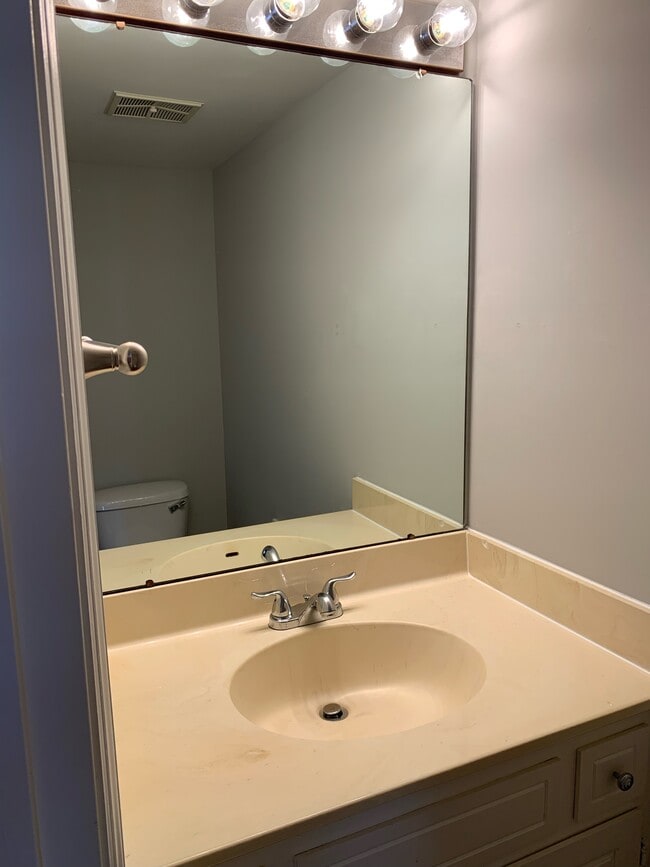 Building Photo - 830 Brentwood Pointe