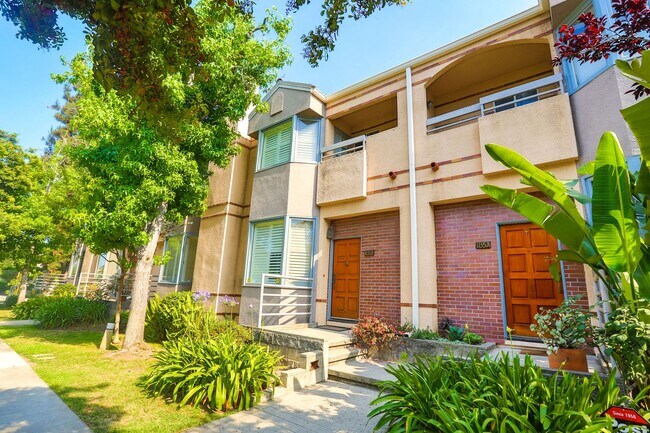 Building Photo - >>> THREE BEDROOM + THREE BATHS TOWNHOUSE ...